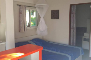 Studio avec jardin, lit king size, 800 m plage